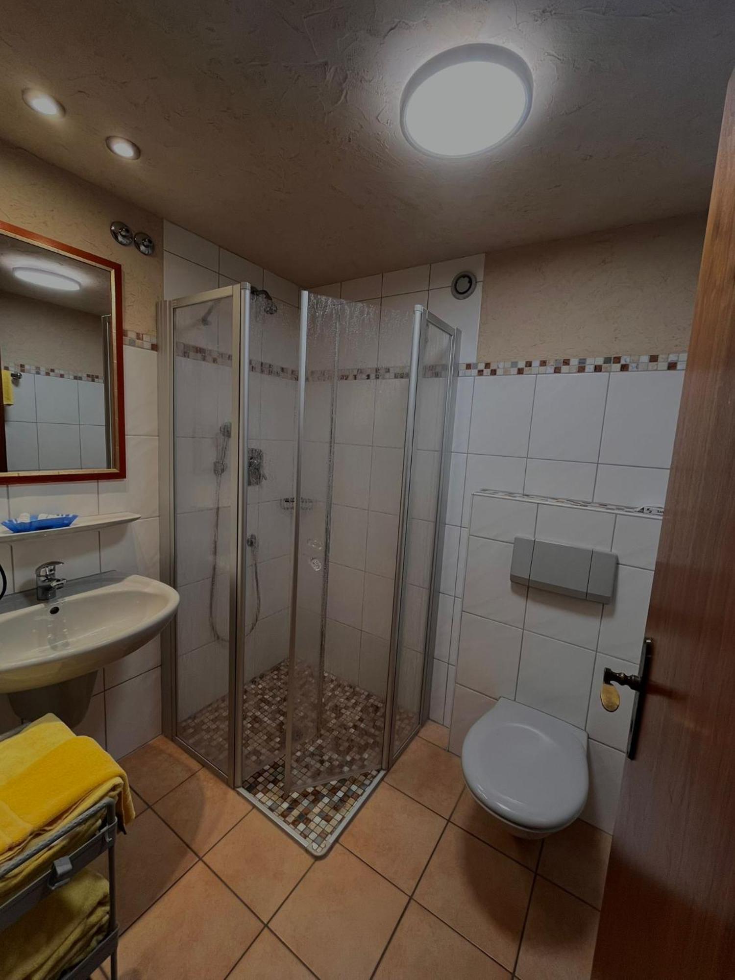 Hotel Rebstock รูสท์ ภายนอก รูปภาพ