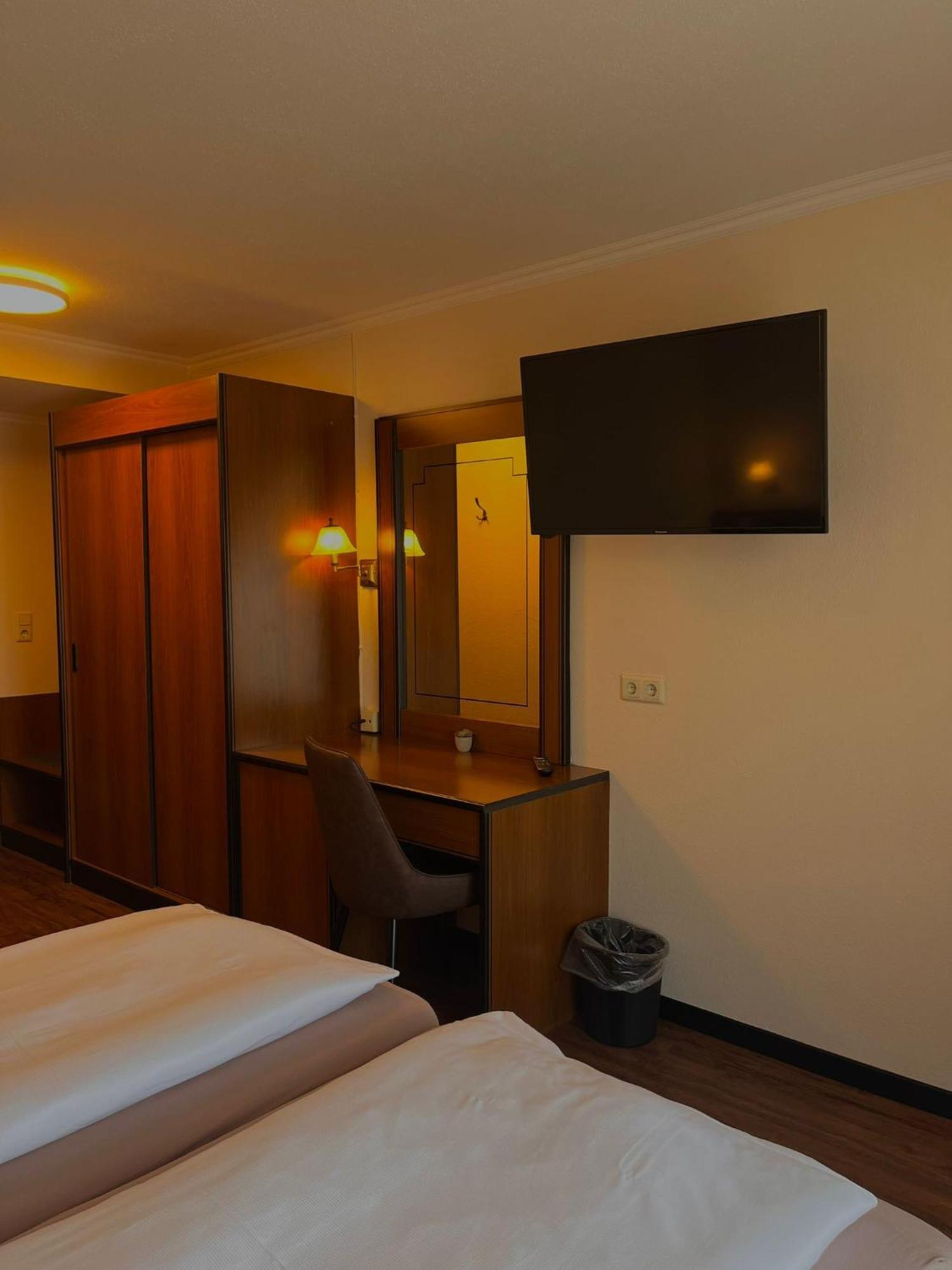 Hotel Rebstock รูสท์ ภายนอก รูปภาพ